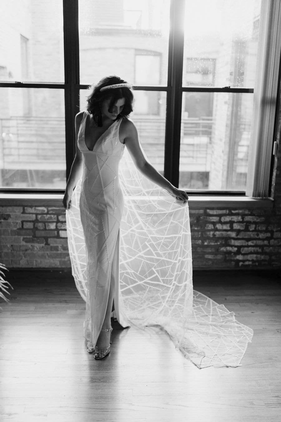 Bruid in NYC loft in bruidsjurk V-neckline met beaded cape