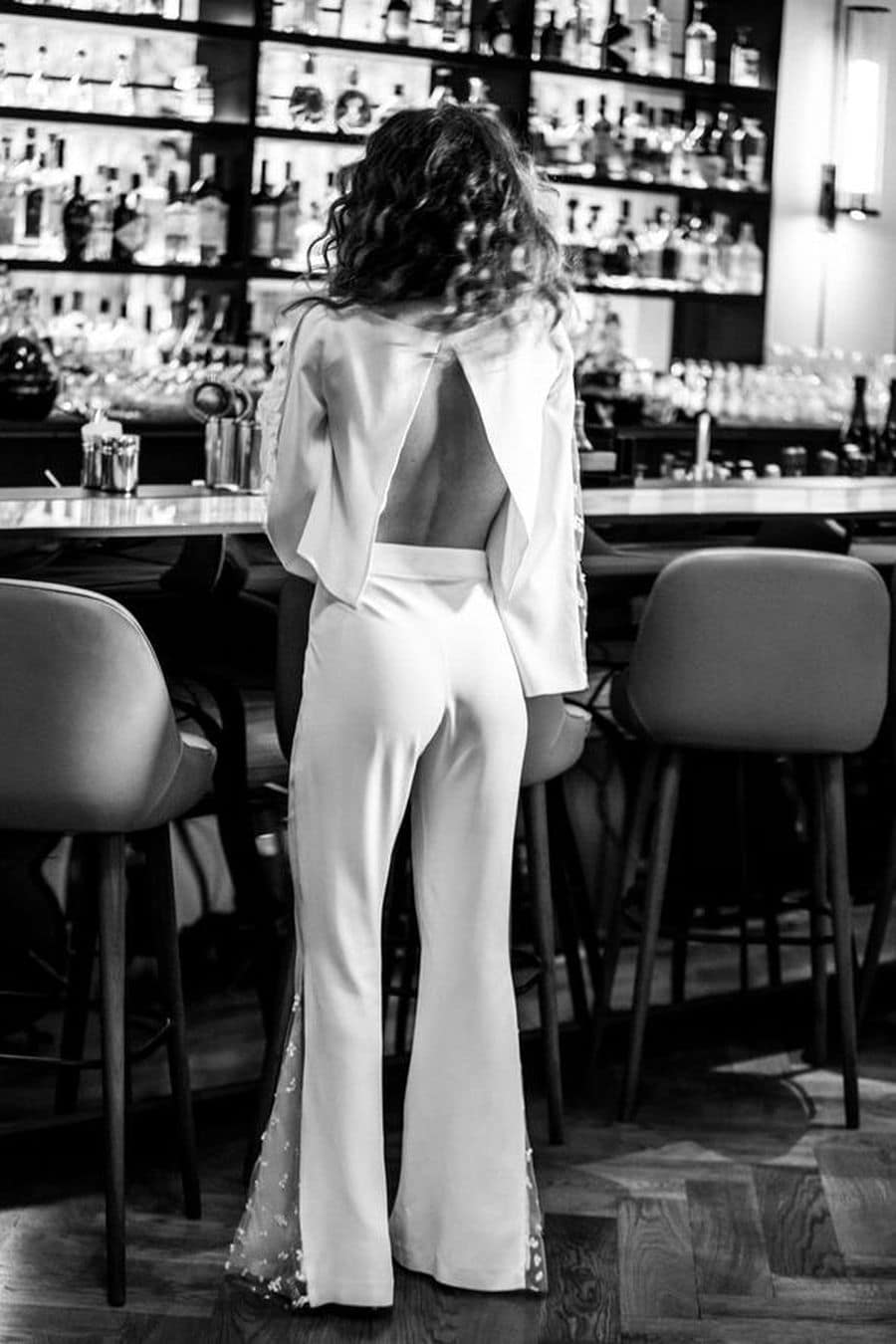 achterkant van Bruids broek op bruid bij een bar