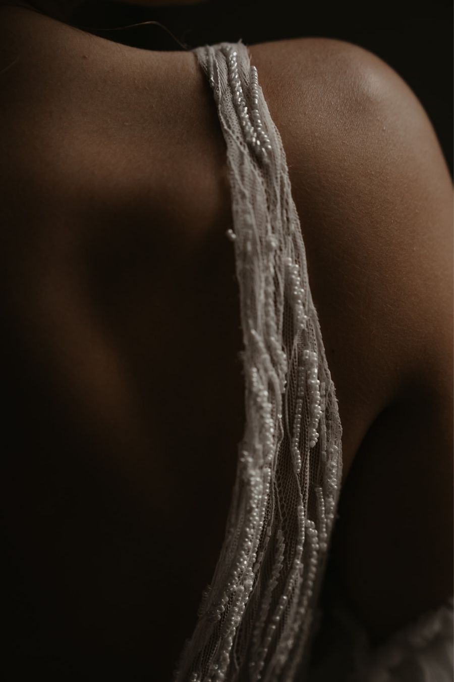 details of beaded strap van trouwjurk