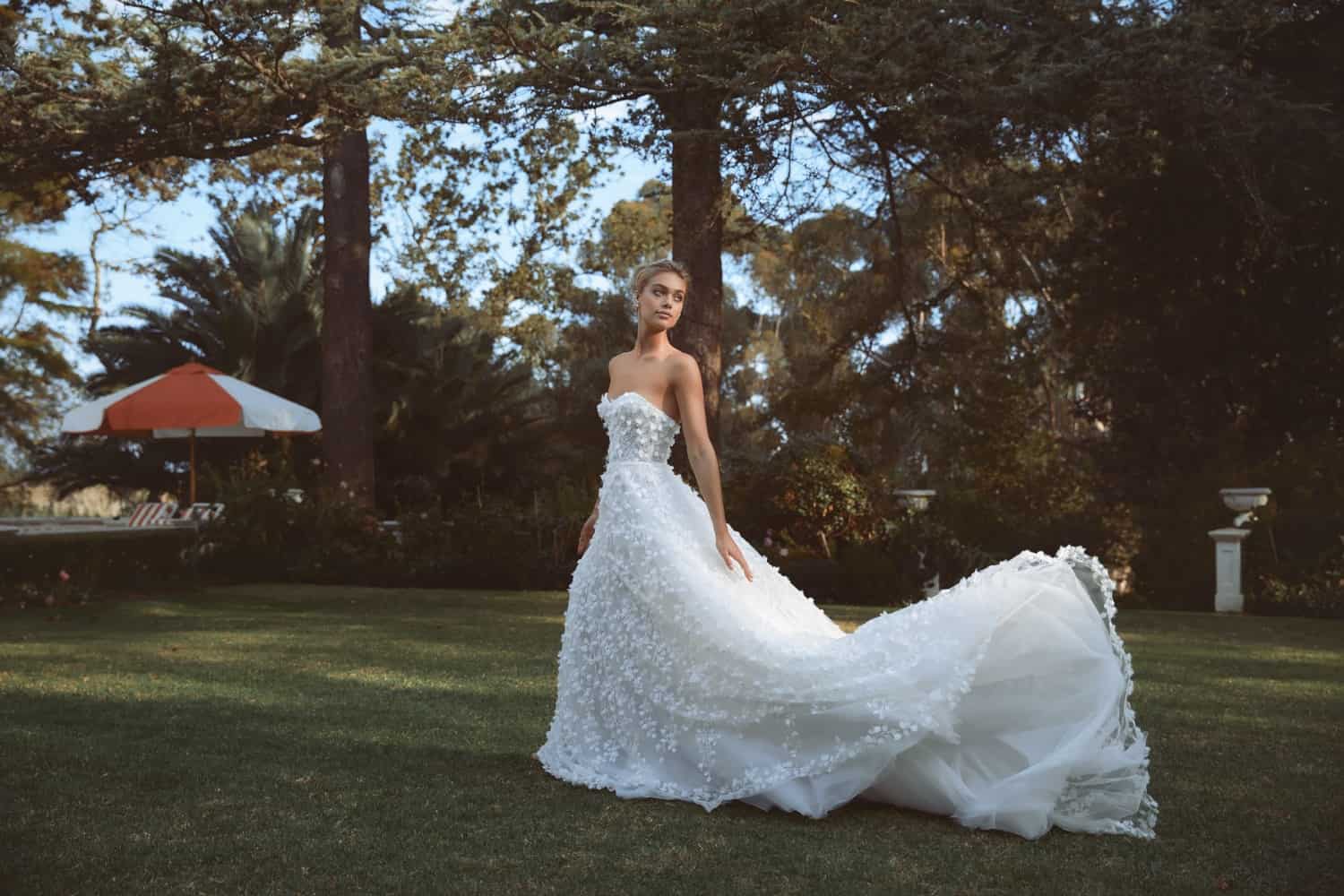 Bruid in tuin met off shoulder trouwjurk met a-line silhouette