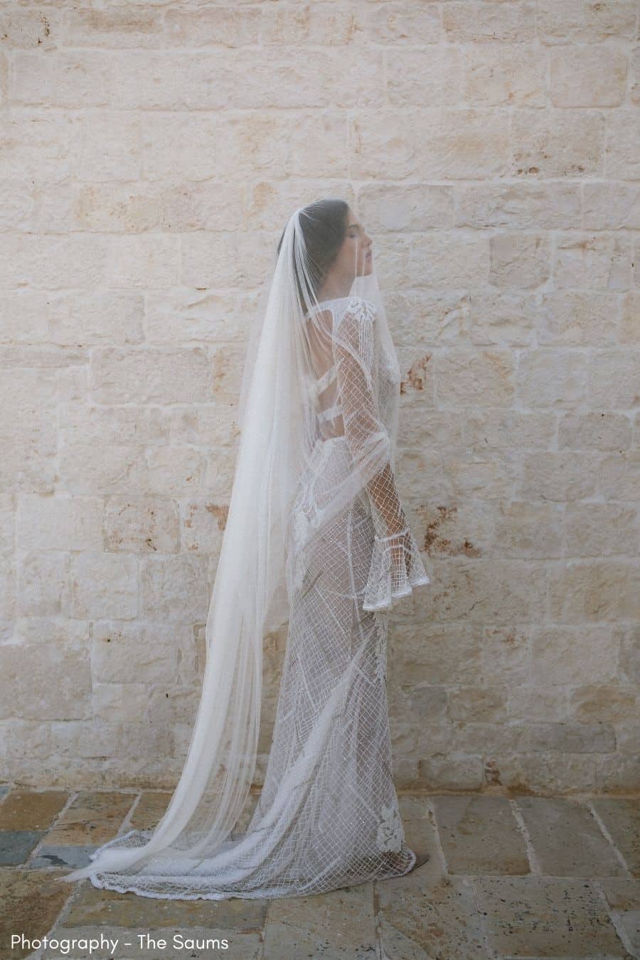 bruid in italie in mooie trouwjurk en sluier over haar hoofd